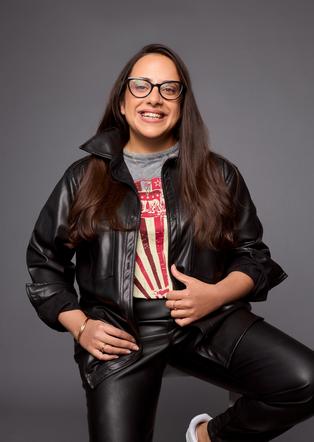 יונה קפח מגיעה לעשות סטנדאפ ב-HOT CINEMA